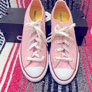 🎃2/$30 NIB Pink Converse size 4